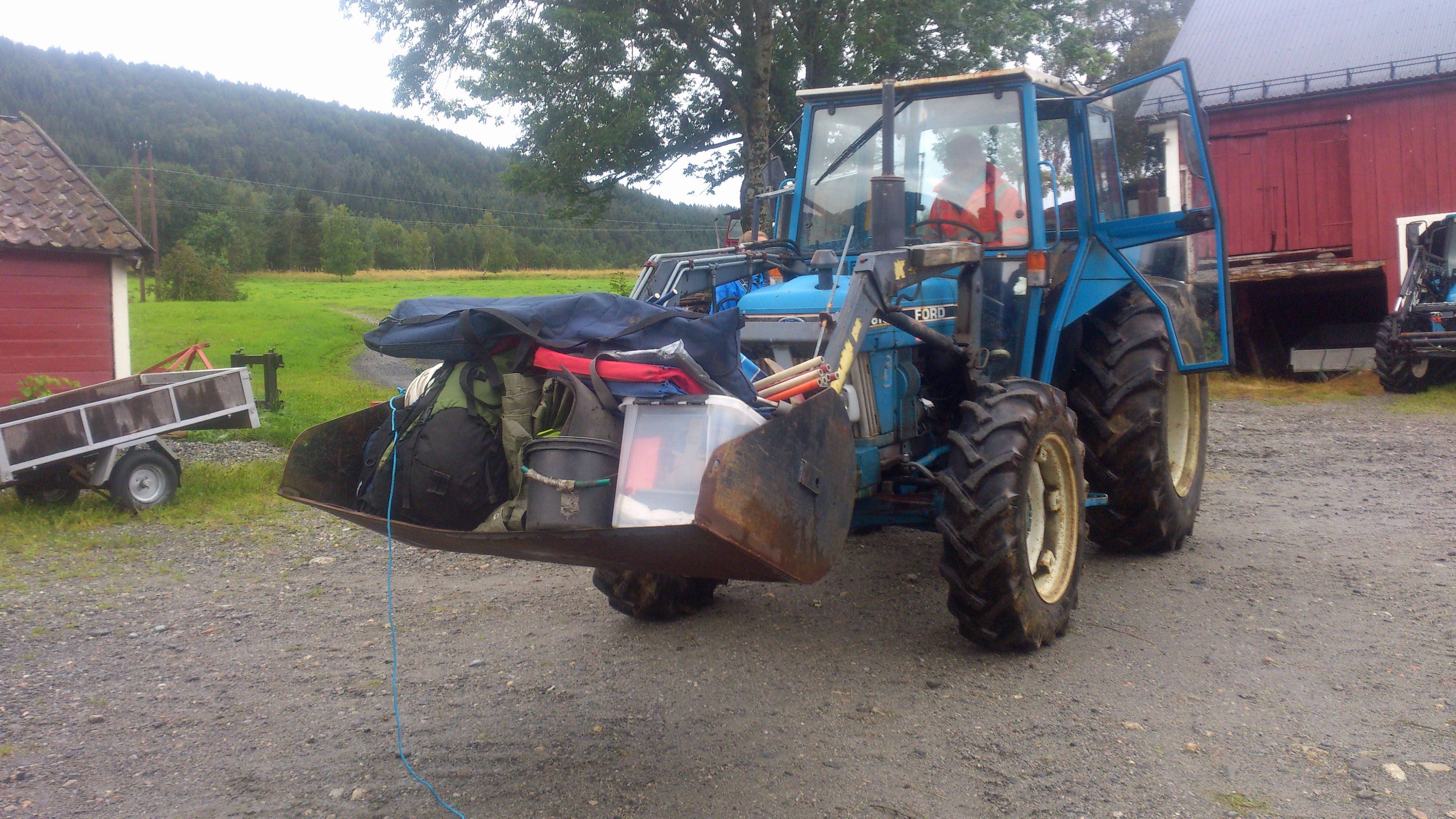 Utstyret vårt er trygt plassert i skuffa på grunneier Ola Holms traktor, klart til transport opp mot jernvinneanlegget. Foto: Dag-Øyvind Engtrø 2014, NTNU Vitenskapsmuseet.