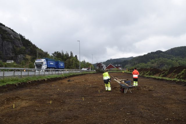 Bilde av arkeologer som jobber på E39 Helleland
