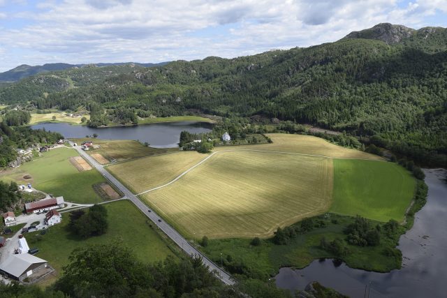 Oversiktsbilde som viser hvor utgravingen ligger i landskapet.