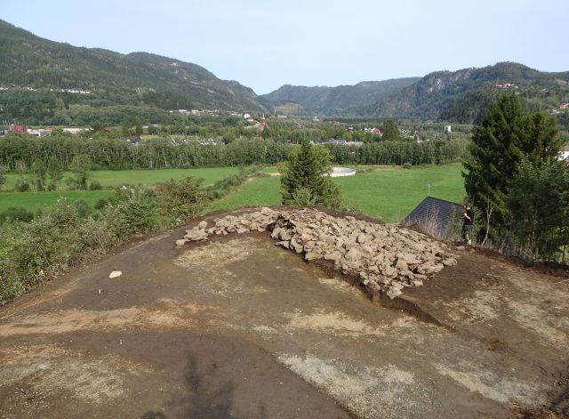 Røysa på Skårvold ligger høyt og har utsyn til hele Støren. Foto: Geir Grønnesby, NTNU Vitenskapsmuseet