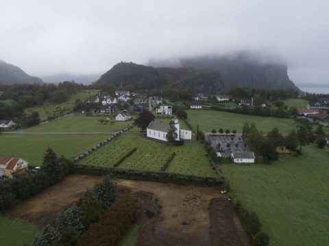 Utgravingsfeltet ved Forsand kirkegard. Uburen ruver i bakgrunnen. Bosettinga på Forsandmoen ligger skjermet mellom fjellene bak Ryggjen og Hestamoen
